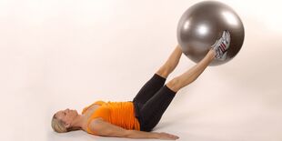Segurar uma bola de ginástica entre as pernas levantadas desenvolve a pressão inferior