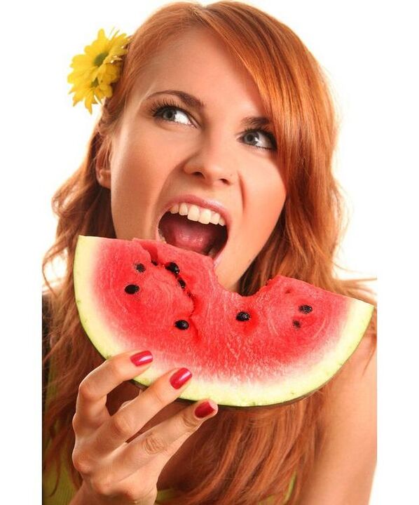 menina comendo melancia com dieta de melancia