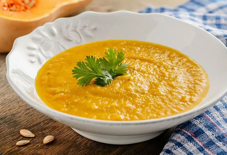 A sopa de abóbora com poro é um primeiro prato saudável e fácil para a gota. 
