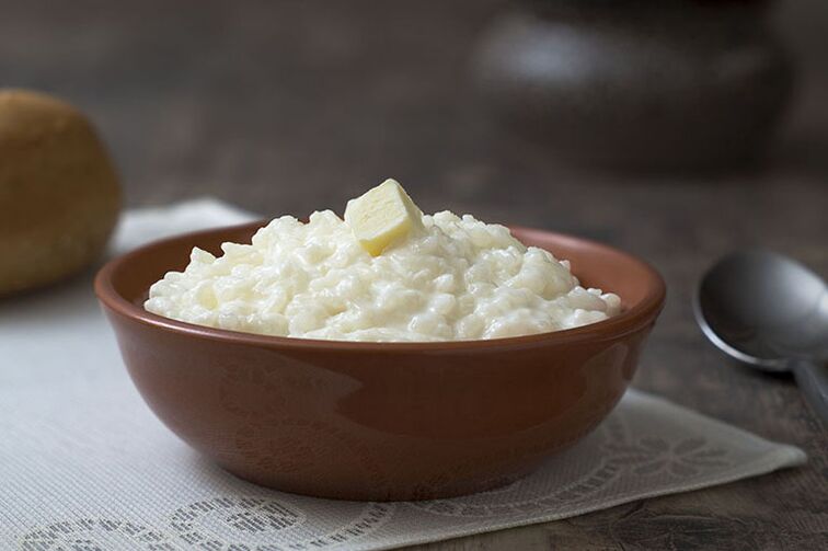 Mingau de arroz com leite para um dia de jejum com gota