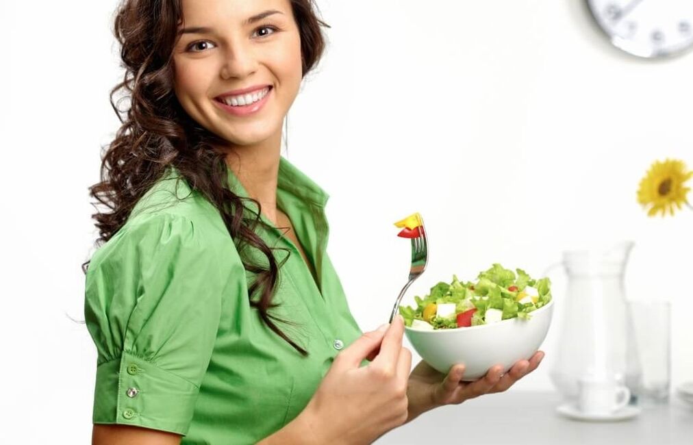 menina comendo salada de vegetais com uma dieta de 6 pétalas