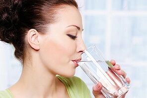 menina bebe água numa dieta para preguiçosos