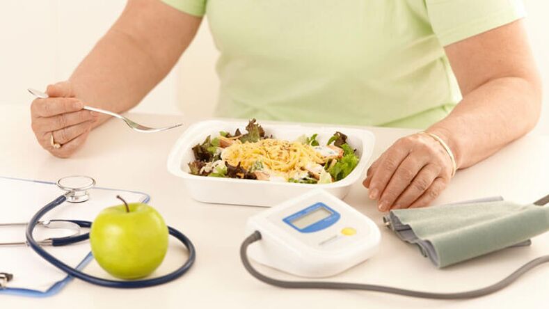 Uma mulher com diabetes segue as recomendações do médico sobre nutrição dietética