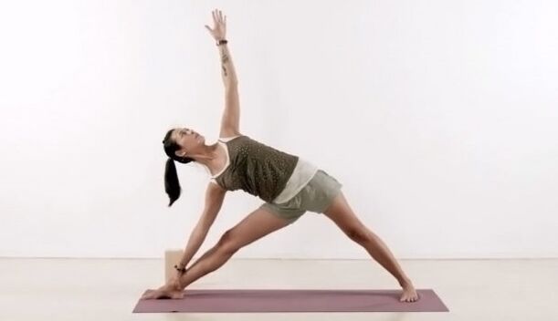 pose de triângulo de ioga para perda de peso