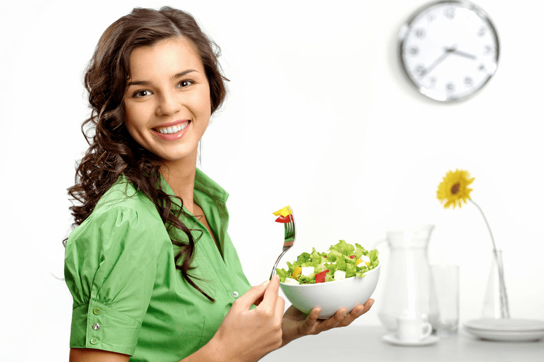 comendo salada de legumes em uma dieta de tipo sanguíneo