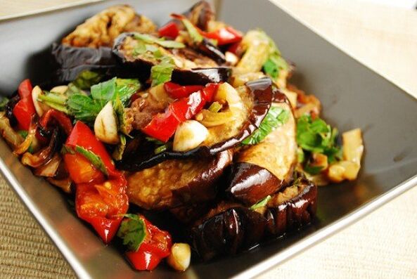 Salada de vitaminas Monomakh é adequada como acompanhamento para pratos de carne na dieta Dukan